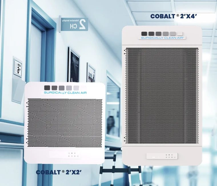 Unidades de purificación de aire Cobalt de pared y techo en un pasillo.